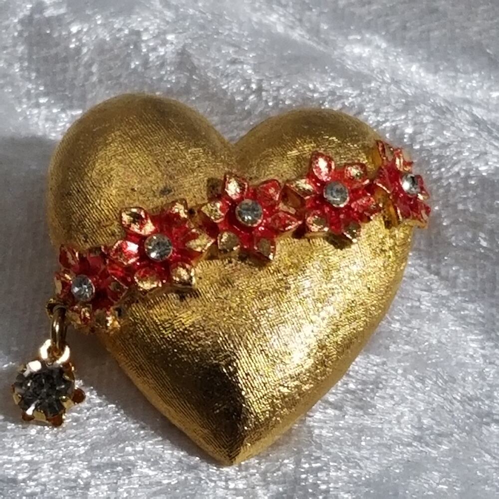 Vintage Corel heart w/ red floral sash 1 2/8"x1 2/8" 1.1890